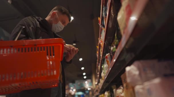 Markette Alışveriş Yapan Alışveriş Sepetiyle Yürüyen Süpermarkette Karantina Sırasında Gerekli — Stok video