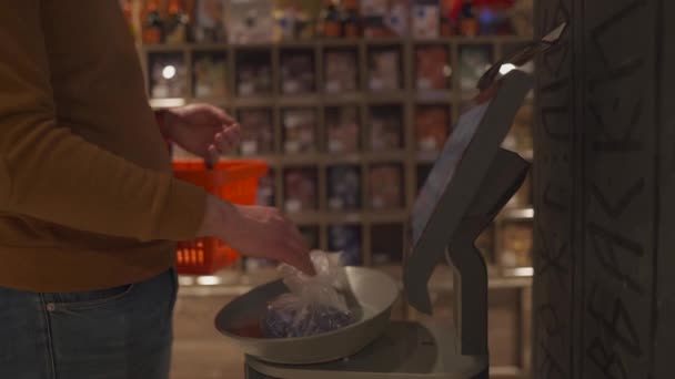 Zamaskowany Mężczyzna Waży Koduje Przedmioty Supermarkecie Podczas Kwarantanny Covid Samoobsługa — Wideo stockowe