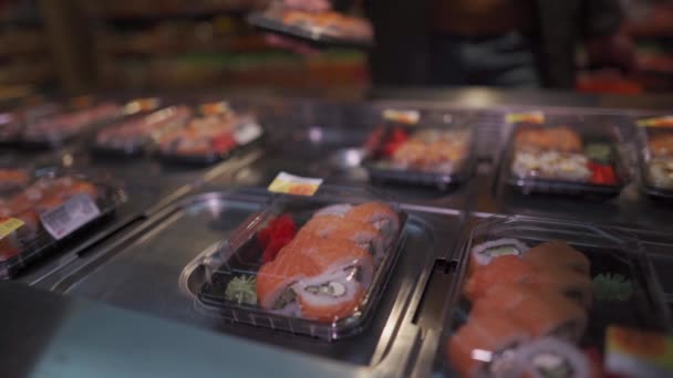 Homem Comprador Máscara Escolhe Sushi Caixa Plástico Prateleira Supermercado Comida — Vídeo de Stock