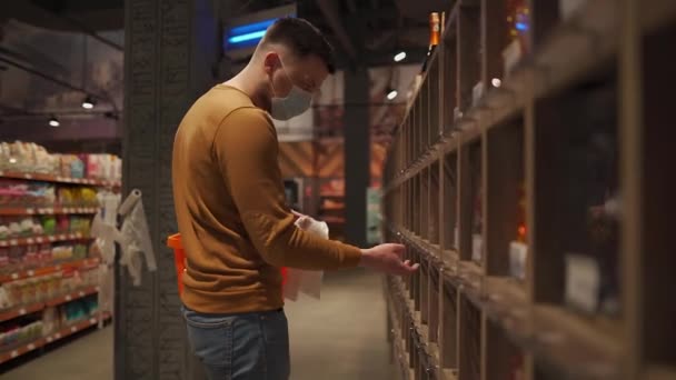 Jeune Homme Portant Des Masques Protecteurs Dans Épicerie Client Masculin — Video