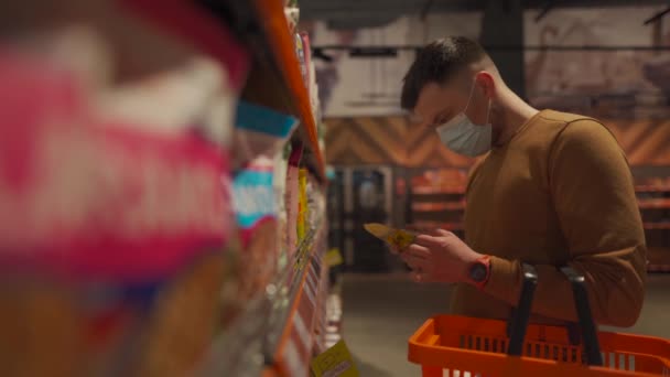 Jeune Homme Caucasien Masqué Choisissant Des Produits Laitiers Supermarché Pendant — Video