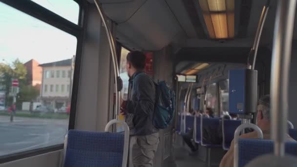 Joven Viajando Tranvía Con Máscara Munich Pasajero Enmascarado Transporte Público — Vídeos de Stock