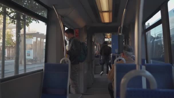 Молодой Человек Едет Трамвае Маске Мюнхене Пассажир Маске Общественном Транспорте — стоковое видео
