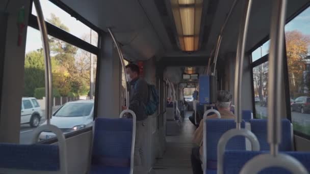 Joven Viajando Tranvía Con Máscara Munich Pasajero Enmascarado Transporte Público — Vídeo de stock