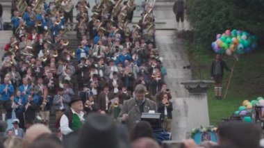 3 Ekim 2022. Münih. Almanya. Otoberfest. Festivalin sonunda orkestra performansı. Oktoberfest wio-platzkonzert. Müzisyenler, Muenchen 'deki geleneksel açık hava konserinde.. 