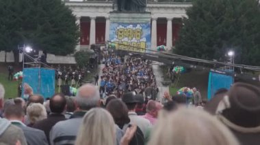 3 Ekim 2022. Münih. Almanya. Otoberfest. Festivalin sonunda orkestra performansı. Oktoberfest wio-platzkonzert. Müzisyenler, Muenchen 'deki geleneksel açık hava konserinde.. 