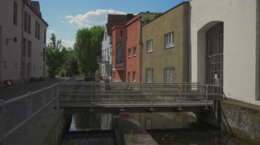 Eski tarihi kent Freising ve onların Bavyera, Almanya 'daki Isar Nehri üzerindeki kanalları. Freising, Deutschland 'da bir şehir, Bayern' de yer alan bir bölge merkezi. Antik bir Eupropean şehrinde su kanalları. 
