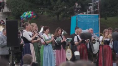 3 Ekim 2022. Münih. Almanya. Otoberfest. Festivalin sonunda orkestra performansı. Oktoberfest wio-platzkonzert. Müzisyenler, Muenchen 'deki geleneksel açık hava konserinde.. 