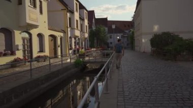Eski tarihi kent Freising ve onların Bavyera, Almanya 'daki Isar Nehri üzerindeki kanalları. Freising, Deutschland 'da bir şehir, Bayern' de yer alan bir bölge merkezi. Antik bir Eupropean şehrinde su kanalları. 