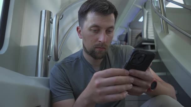 Erkek Merdivenlerde Oturup Internette Gezinen Ikiz Trene Biner Çift Katlı — Stok video