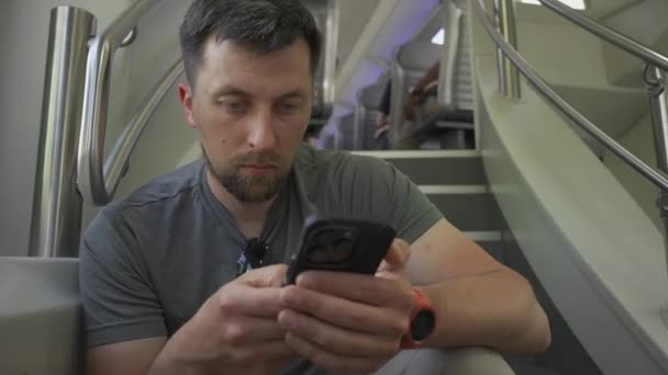 Mies Matkustaa Kaksikerroksisessa Junassa Istuu Lentolehtisellä Surffaa Internetissä Mies Matkustaa — kuvapankkivideo