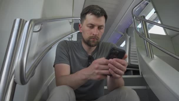 Молодой Человек Путешествует Двухэтажном Поезде Сидит Флаере Используя Свой Смартфон — стоковое видео