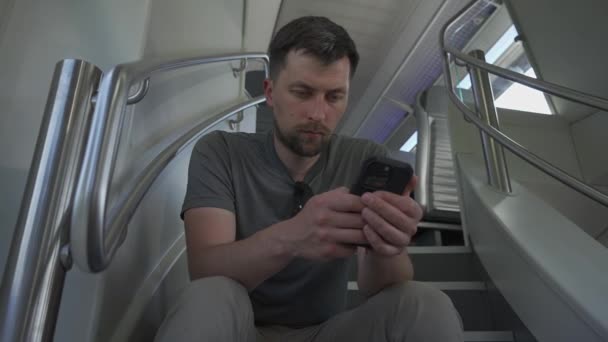 열차의 통근자들은 플라이어와 인터넷에 남자는 유럽에서 여름에 때문에 무거운 열차를 — 비디오