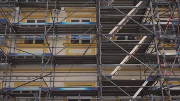 Bina Tadilatı Çelik Kirişlerle Restore Edilen Eski Bir Bina Yeniden — Stok video