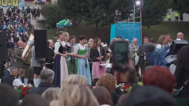 2022年10月3日 ミュンヘン ドイツ オクトーバーフェスト フェスティバルの終了時にオーケストラのパフォーマンス オクトーバーフェスト ワイズン プラッツコンツァート ミュンヘンの伝統的なオープンエアコンのミュージシャン — ストック動画