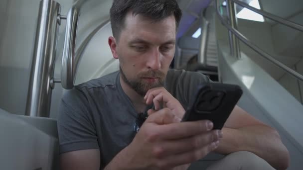 Homme Prend Train Jumeau Assis Sur Escalier Navigation Sur Internet — Video