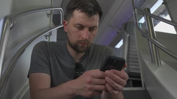 Mężczyzna Wsiada Bliźniaczego Pociągu Siedzącego Schodach Przeglądającego Internet Człowiek Podróżujący — Wideo stockowe