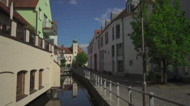 Eski tarihi kent Freising ve onların Bavyera, Almanya 'daki Isar Nehri üzerindeki kanalları. Freising, Deutschland 'da bir şehir, Bayern' de yer alan bir bölge merkezi. Antik bir Eupropean şehrinde su kanalları. 