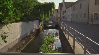 Eski tarihi kent Freising ve onların Bavyera, Almanya 'daki Isar Nehri üzerindeki kanalları. Freising, Deutschland 'da bir şehir, Bayern' de yer alan bir bölge merkezi. Antik bir Eupropean şehrinde su kanalları. 