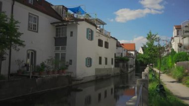 Eski tarihi kent Freising ve onların Bavyera, Almanya 'daki Isar Nehri üzerindeki kanalları. Freising, Deutschland 'da bir şehir, Bayern' de yer alan bir bölge merkezi. Antik bir Eupropean şehrinde su kanalları. 