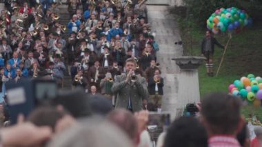 3 Ekim 2022. Münih. Almanya. Otoberfest. Festivalin sonunda orkestra performansı. Oktoberfest wio-platzkonzert. Müzisyenler, Muenchen 'deki geleneksel açık hava konserinde.. 