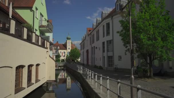 古い歴史的な町フライジングとドイツのバイエルン州イザール川の運河 フライジングはバイエルンに位置する地域センターのドイツの都市です 古代エウプロープの都市の水運河 — ストック動画
