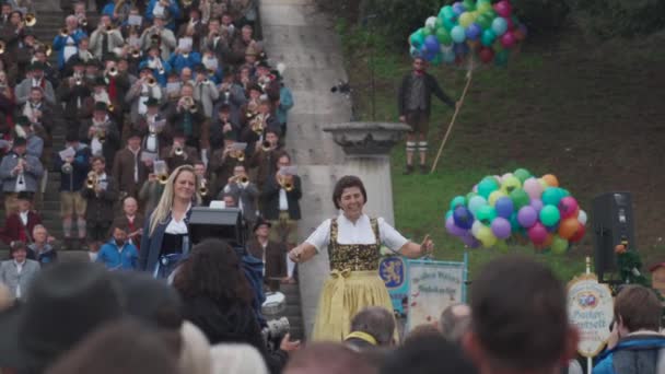 2022年10月3日 慕尼黑 Otoberfest 音乐节结束时管弦乐队的演出 Oktoberfest Wiπplatzkonzert Musicians Traditional Open Air — 图库视频影像