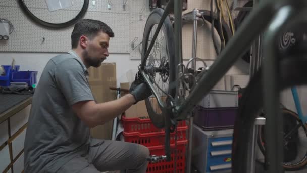 Mechanik Rowerowy Montuje Łańcuch Rowerowy Rowerze Technik Naprawia Łańcuch Rowerowy — Wideo stockowe