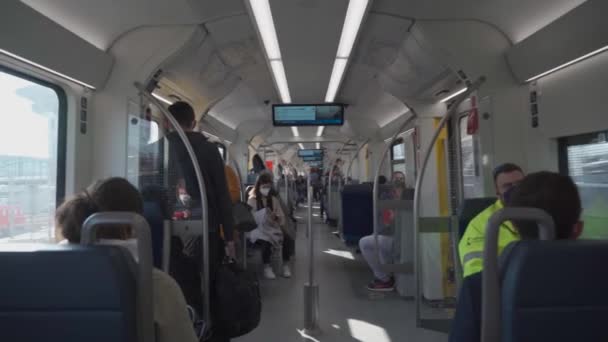 2022年3月15日 ミュンヘン ドイツ ドイツのムンヘンの郊外高速列車内を旅する乗客 Sバーンで乗っているマスクした人たち バイエルンの都市電車のコーチ内部 公共交通機関について — ストック動画