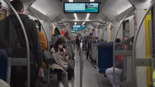 Марта 2022 Года Мюнхен Германия Пассажиры Путешествующие Внутри Пригородного Скоростного — стоковое видео