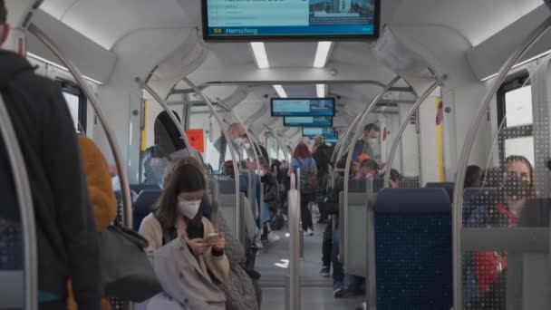 Marzo 2022 Munich Alemania Pasajeros Que Viajan Dentro Del Tren — Vídeo de stock