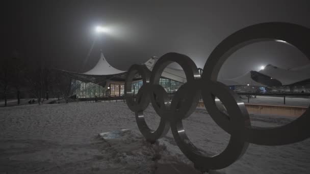 Das Logo Der Olympischen Spiele Olympiapark München Winter Einem Verschneiten — Stockvideo