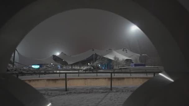 Логотип Олимпийских Игр Олимпийском Парке Мюнхене Германия Зимой Снежный Вечер — стоковое видео