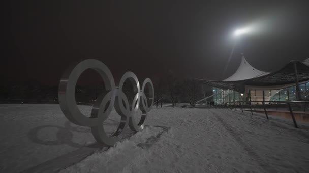 Логотип Олімпійських Ігор Олімпійському Парку Мюнхені Німеччина Взимку Сніжний Вечір — стокове відео