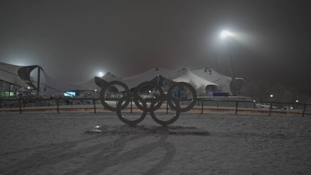 Olympische Spelen Logotype Olympisch Park München Duitsland Winter Een Besneeuwde — Stockvideo