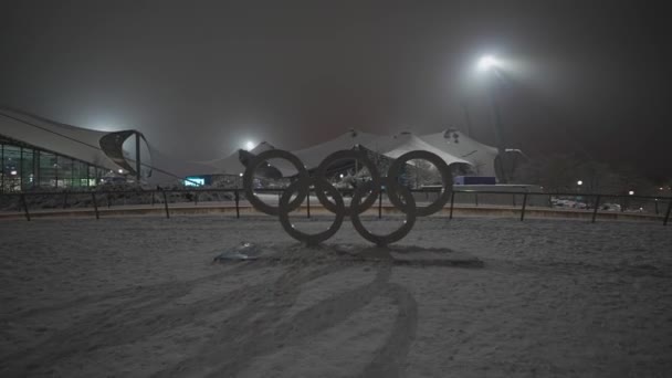 Логотип Олимпийских Игр Олимпийском Парке Мюнхене Германия Зимой Снежный Вечер — стоковое видео