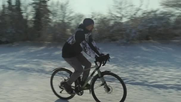 Hombre Ciclista Bicicleta Parque Nieve Durante Invierno Clima Soleado Munich — Vídeos de Stock
