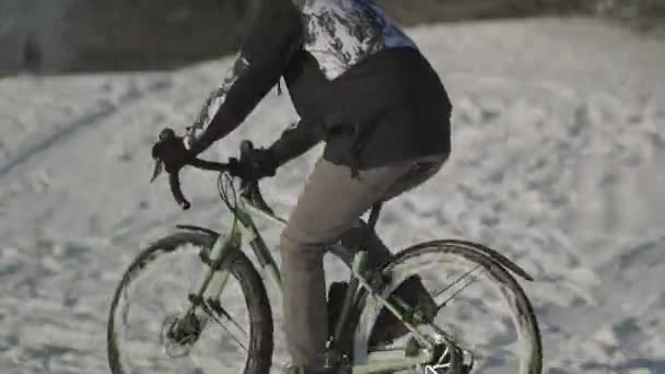 ドイツのミュンヘンで晴れた天気の冬に公園でサイクリングする男性サイクリスト あらゆる種類の天候で自転車で通勤する アウトドアウィンター活動 冬のエコフレンドリーな輸送 — ストック動画