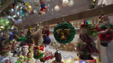 Münih, Almanya 'daki Noel pazarında büfeye yakın çekim. Tatil fuarında Noel süsleri. Şenlik dekorasyonları satmak, kış kutlaması için güzel oyuncaklar satmak. Panayırda satılık ağaç heykelcikleri. 