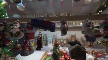 Münih, Almanya 'daki Noel pazarında büfeye yakın çekim. Tatil fuarında Noel süsleri. Şenlik dekorasyonları satmak, kış kutlaması için güzel oyuncaklar satmak. Panayırda satılık ağaç heykelcikleri. 