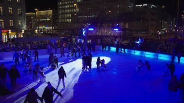 5 Aralık 2022. Almanya. Münih. İnsanlar Münih 'te Karlsplatz' da buz pateni yapıyor. Yaşam tarzı ve tatiller. Biz çok akıllıydık. Akşam Münih şehir merkezindeki Noel pazarında buz pateni pistinde.. 