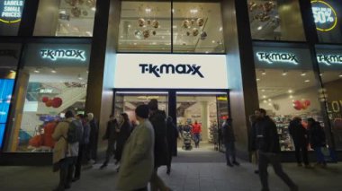 15 Aralık 2022. Münih. Almanya. TK Maxx mağazası Noel 'den ve yeni yıl tatilinden önceki kış akşamları. TK. Maxx Münih Marienplatz. TK Maxx mağazasının logosuyla ön cam cephe. 
