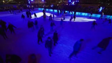 5 Aralık 2022. Almanya. Münih. İnsanlar Münih 'te Karlsplatz' da buz pateni yapıyor. Yaşam tarzı ve tatiller. Biz çok akıllıydık. Akşam Münih şehir merkezindeki Noel pazarında buz pateni pistinde.. 