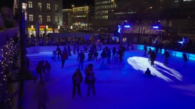 5 Aralık 2022. Almanya. Münih. Karlsplatz Schlittschuhlaufen. Munchner Eiszauber benim Stachus. İnsanlar Münih şehir merkezinde kış tatilinde buz pateni pistinde kayıyorlar. Noel Arifesi. 