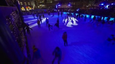5 Aralık 2022. Almanya. Münih. Karlsplatz Schlittschuhlaufen. İnsanlar Aralık ayında Münih Noel Fuarı 'nda buz pateni pistinde kayıyorlar. Alman buz pateni sahasında kış eğlencesi. 