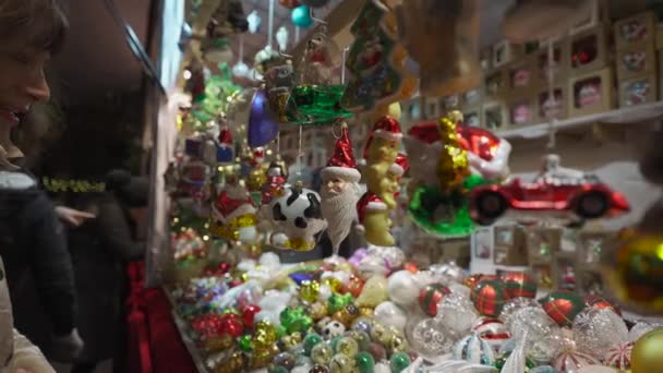 2022年12月12日 慕尼黑 精彩的收尾细节公平的市场 圣诞玩具装饰销售 圣诞传统装饰玩具的市场 出售装饰品的摊位 — 图库视频影像
