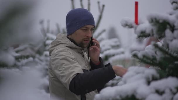 아빠는 크리스마스 트리를 통화를 지역에서 물건을 크리스마스 남자는 가족들에게 크리스마스 — 비디오