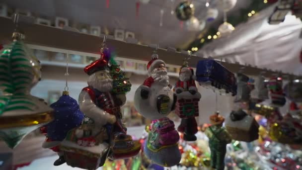 Bunte Detailaufnahmen Vom Weihnachtsmarkt Weihnachten Spielzeugdekoration Für Den Verkauf Weihnachtsmarkt — Stockvideo
