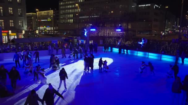 2022年12月5日 慕尼黑 蒙琴卡尔斯普拉斯的人们都在滑冰 生活方式和假期 Weihnachtsmarkt 慕尼黑市中心的圣诞市场上有一个溜冰场 — 图库视频影像