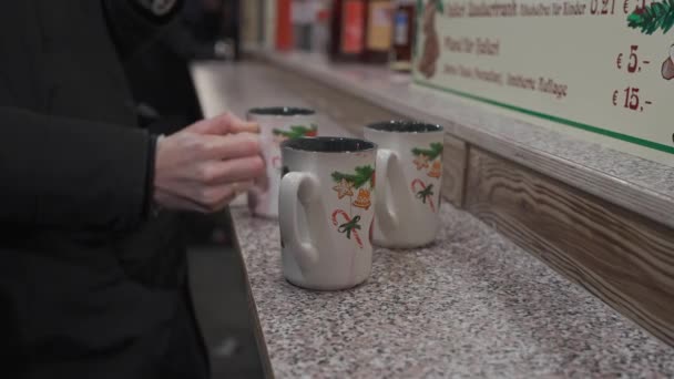 Felismerhetetlen Emberek Isznak Forró Bort Gyönyörű Poharakból Karácsonyi Vásáron Németországban — Stock videók